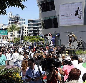 Fãs aglomeram-se em frente ao centro de eventos onde será celebrado o funeral