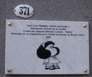 Placa que a prefeitura levou anos em colocar, indica que ali morou Mafalda